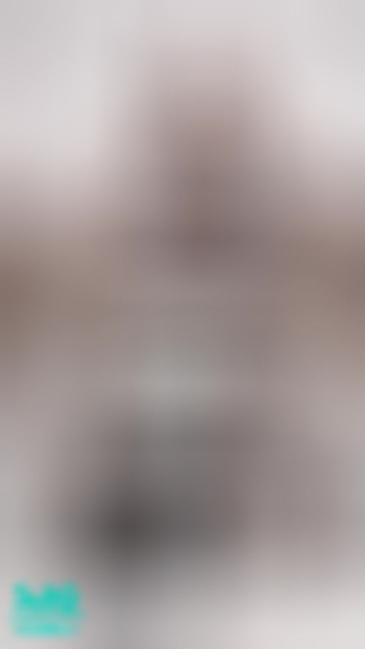miyukibaby : 腿開開讓你意淫👉🏻👌🏻😍❤️💦讓腿控都想硬撕破襪襪呢！