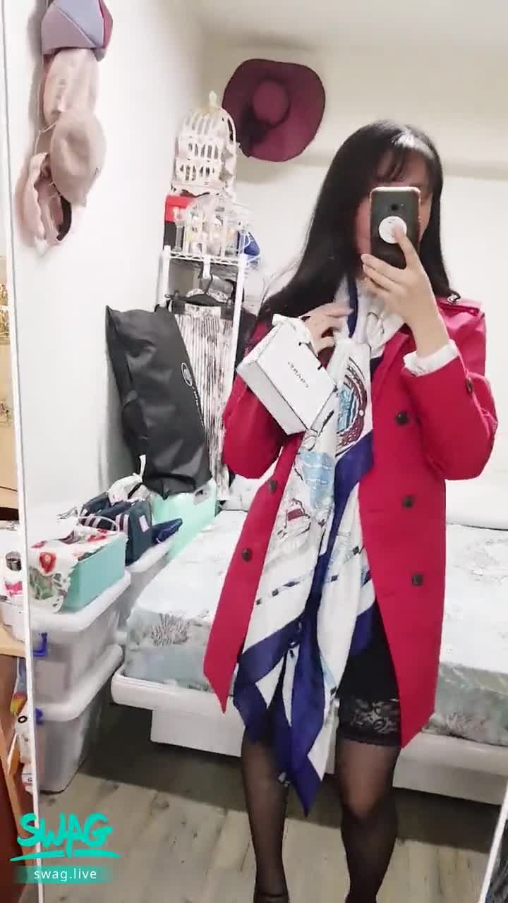 janicee : 回到家的紅色風衣OL♥️穿迷你裙坐地的絕對領域💓
回到家了💙解開絲巾後直接坐在地上💙
性感黑絲OL，黑色蕾絲大腿襪與絕對領域，在迷你裙下看到白皙的肌膚👀
踮著高跟鞋👠
在等我脫掉外套嗎？
#黑絲 #OL #蕾絲 #迷你裙 #大腿襪 #高跟鞋