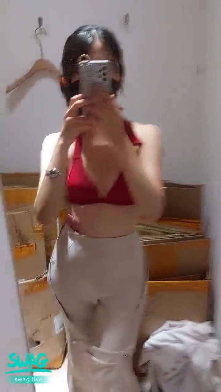 janicee : 紅色爆乳bikini👙性感比基尼
你有進過試衣間看女生試穿泳衣嗎？
原本的比基尼壞掉了🥺
跑來看看別家的❤️
要不要買呢？
#比基尼 #泳衣