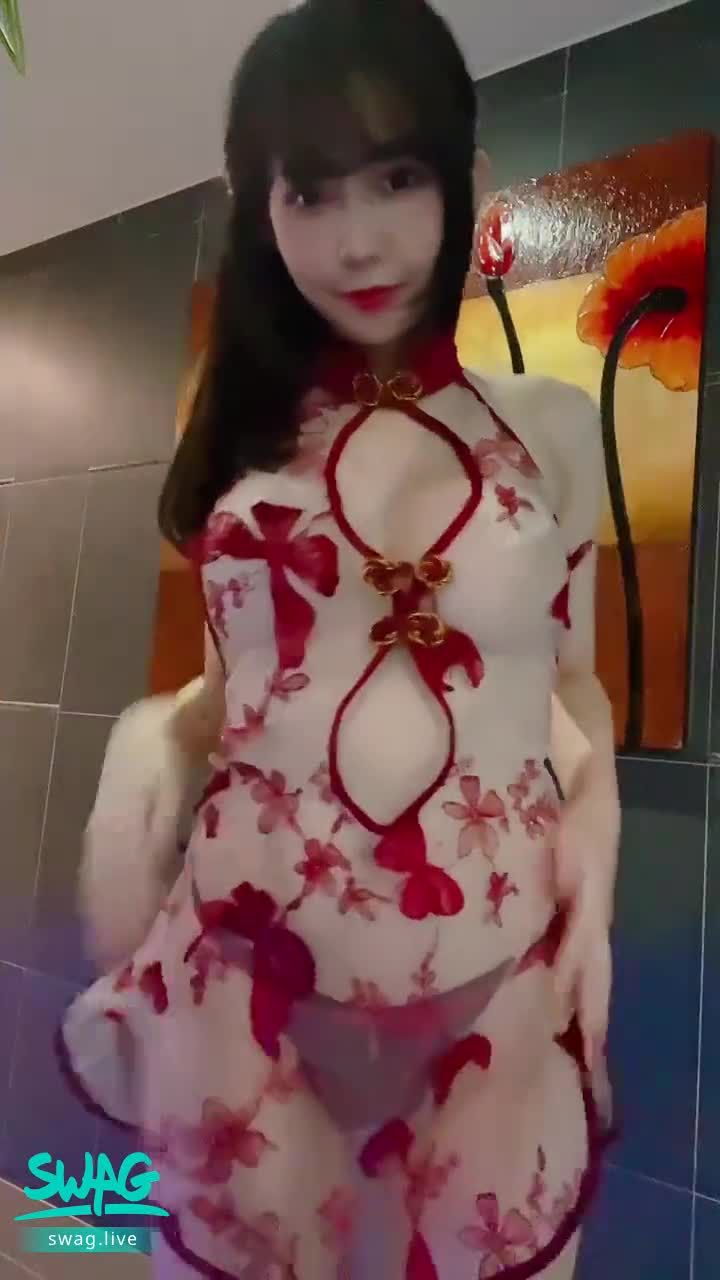 ladyyuan : 全身入鏡，性感透視薄紗旗袍⋯在寶貝面前淫蕩搔首弄姿⋯想把我撲倒吧？想要了來嗎？
想純約會的寶貝來私訊我了解喔❤️