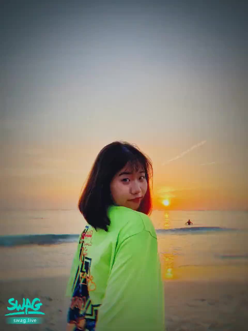 b******o : 沙灘、日落與你🫶🏻
#回眸#男友視角#夕陽#短髮#海邊