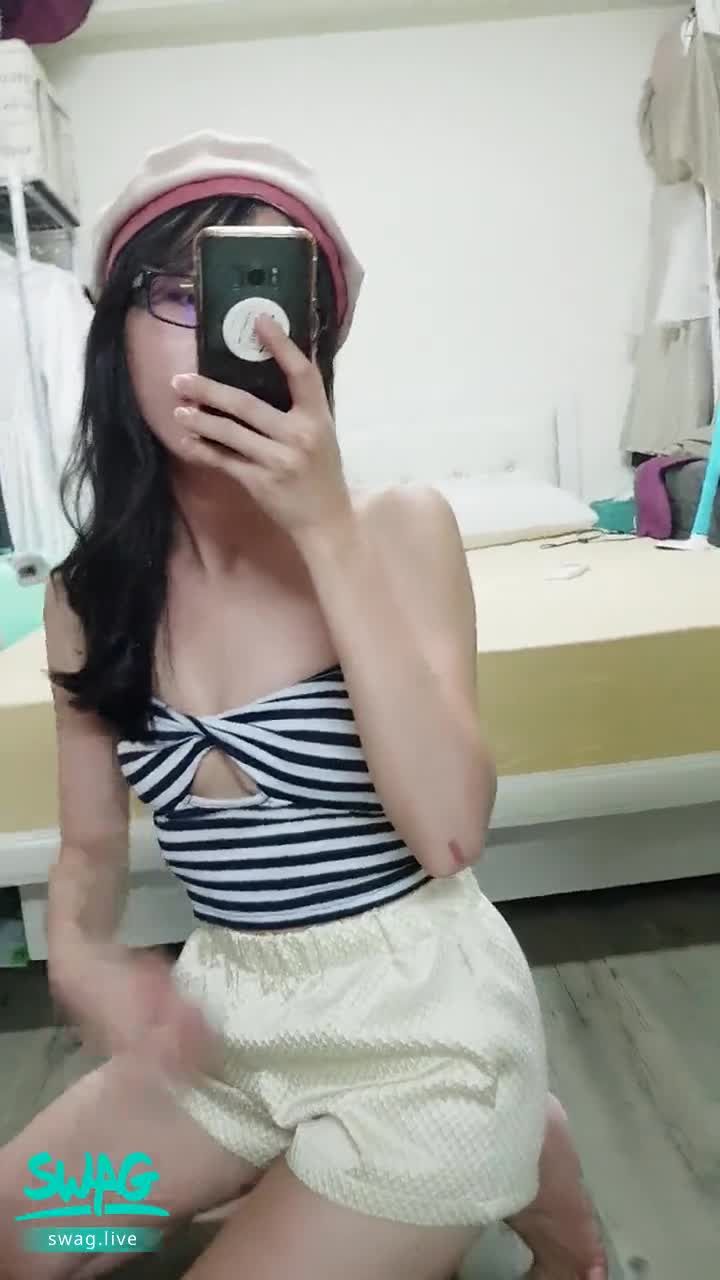 janicee : 如果女水手在甲板上揉胸…💙
通往南半球路就在這裡💚
挖空胸前的海軍風馬甲😈
揉揉白皙又渾圓的半球，洞口間窺探波動👀
這樣你還會想下船嗎？😍
Navy blue and stripe💙
#南半球 #性感 #低胸 #馬甲 #鎖骨 #美腿
