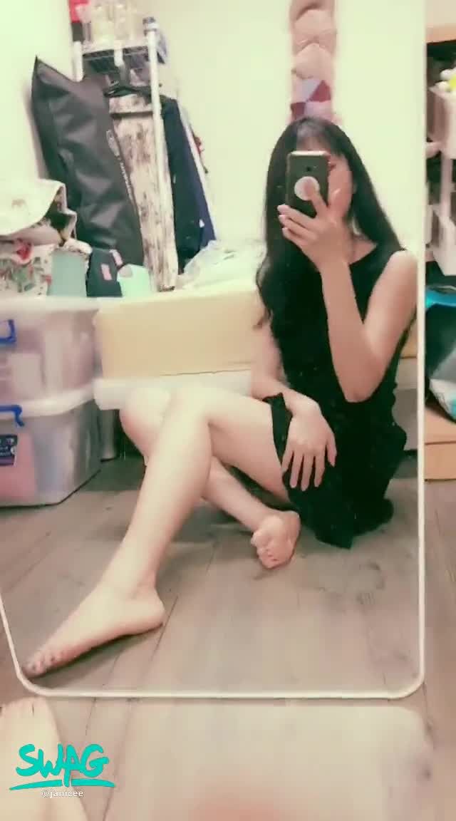janicee : 地板上短裙OL洋裝的坐姿💋
OL洋裝下的赤腳♥️
腿控請進😍
讓你看看腳底💚
擦了深藍色指甲油的腳趾🌹
Navy blue💙
#洋裝 #裸足 #赤腳 #長髮 #短裙 #氣質 #美腿 #指甲油 #足控 #腿控 #腳底