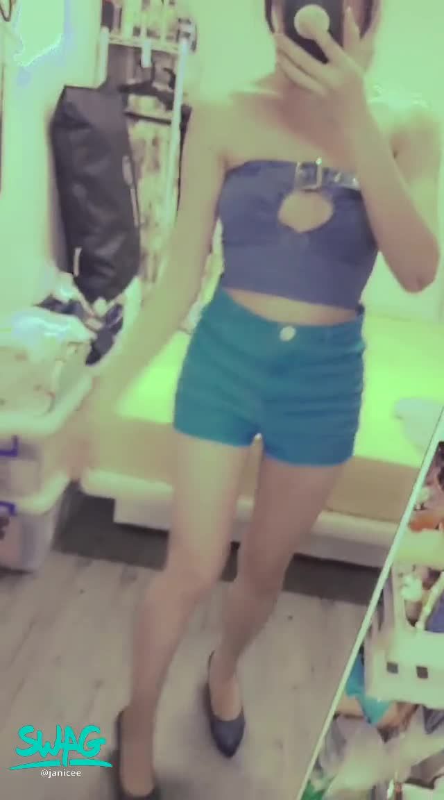 janicee : 胸口挖洞的馬甲😈穿上高跟鞋👠
馬尾與性感露胸馬甲露出的肌膚😈
窺探左右半球👀
赤腳穿上高跟鞋👠
搭配一直被說很性感的馬甲💚
牛仔布的束縛感♥️
Sexy denim💙
#短褲 #裸足 #赤腳 #長髮 #馬甲 #性感 #美腿 #露胸 #足控 #腿控 #高跟鞋