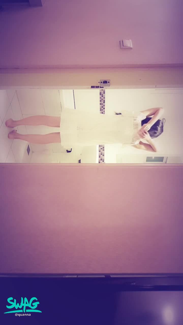 quanna : 門忘記關被偷看了🥺
#美背 #美尻 #脫衣 #翹臀 #內衣