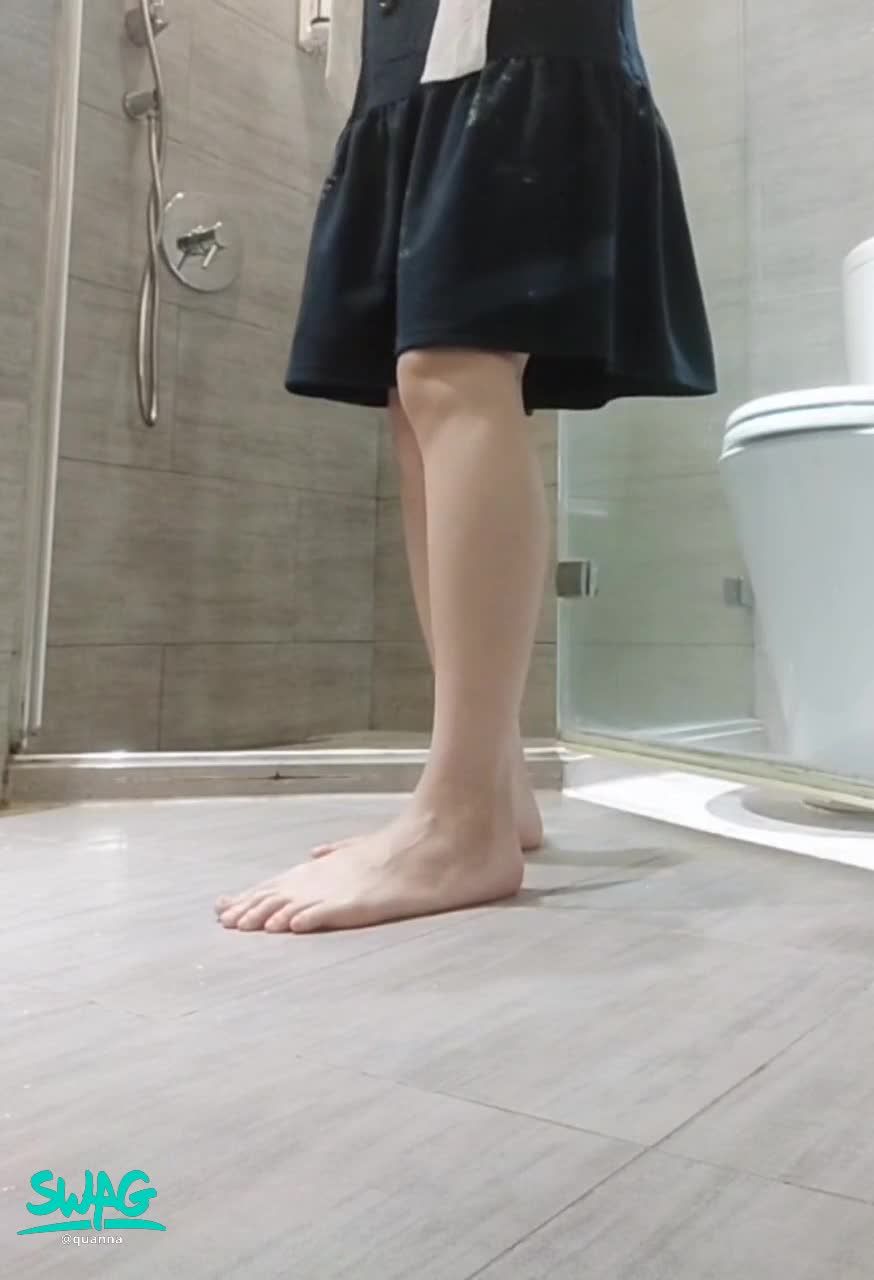 quanna : 怎麼偷偷趴在地上偷看Q娜洗澡呢🙈想更了解Q娜生活中洗澡流程必解💖最真實的一面