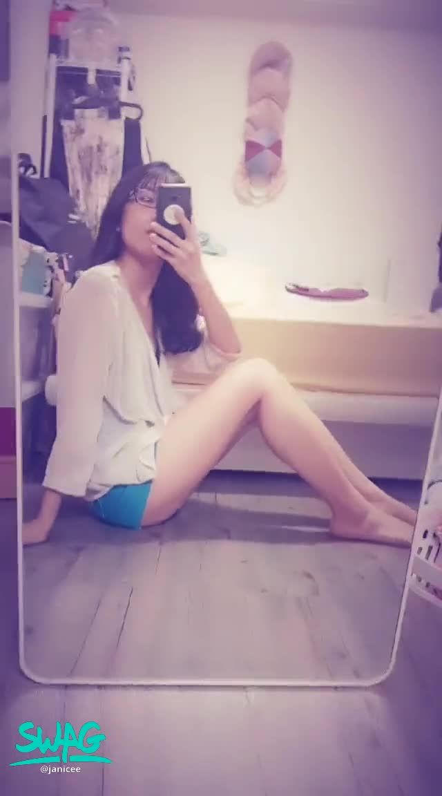 janicee : 托著好身材的馬甲式細肩帶背心💋
深V黑色馬甲💚
低胸顯示好身材👀
側身的姣好美腿曲線💙
露出少女的肌膚💖
Deep V shape🌹
#細肩帶 #低胸 #美腿 #短褲 #黑框