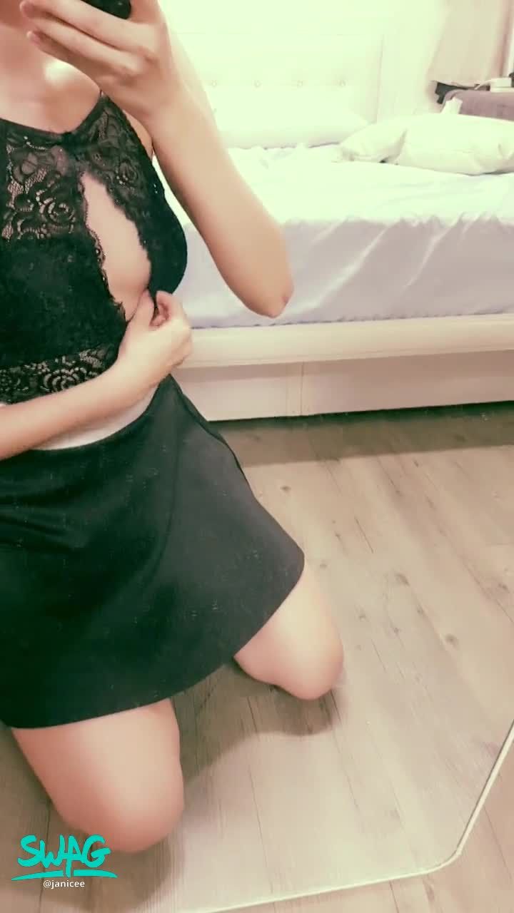 janicee : 綁著高馬尾揉胸😍充滿彈性的柔軟半球💗
綁起高馬尾
拉動內衣時看到胸部隨之晃動♥️
揉胸時充滿彈性的柔軟酥胸😈
露出半球的性感黑蕾絲👀
#lingerie #sexy #bra #lace #black #內著 #半球 #蕾絲 #馬尾