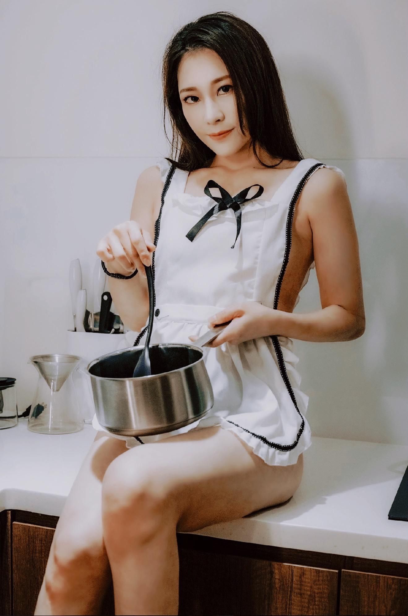 funnyg : {回味經典}在廚房玩起自己的鮑魚了🫴🏻💦💦
