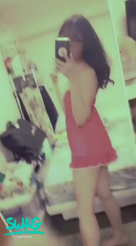 janicee : 紅色夢境的誘惑💗
深V睡衣的紅色夢境♥️
黑框眼鏡撥一下長髮👀
睡褲下的赤腳⭐
腳上跌倒受傷了😥
#赤腳 #裸足 #睡衣 #低胸 #短褲 #長髮 #眼鏡 #鎖骨