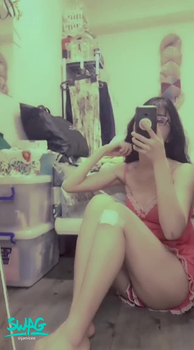 janicee : 地板上抱膝💋動一動腳腳😍低頭的胸型🌸
紅色睡衣♥️低頭時看到胸型💗
地板上抱著膝蓋💓
窺見短褲的褲底😈
動動雙腳👀可愛的腳腳⭐
黑框眼鏡與黑長髮👀
腳受傷了😥
#赤腳 #裸足 #睡衣 #低胸 #短褲 #長髮 #眼鏡 #鎖骨