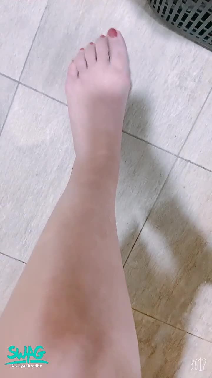 sexyaphrodite : 性感的腳腳
Luna🐰性感的腳腳。 很愛看腳趾頭的寶貝  會受不了喔❤️❤️