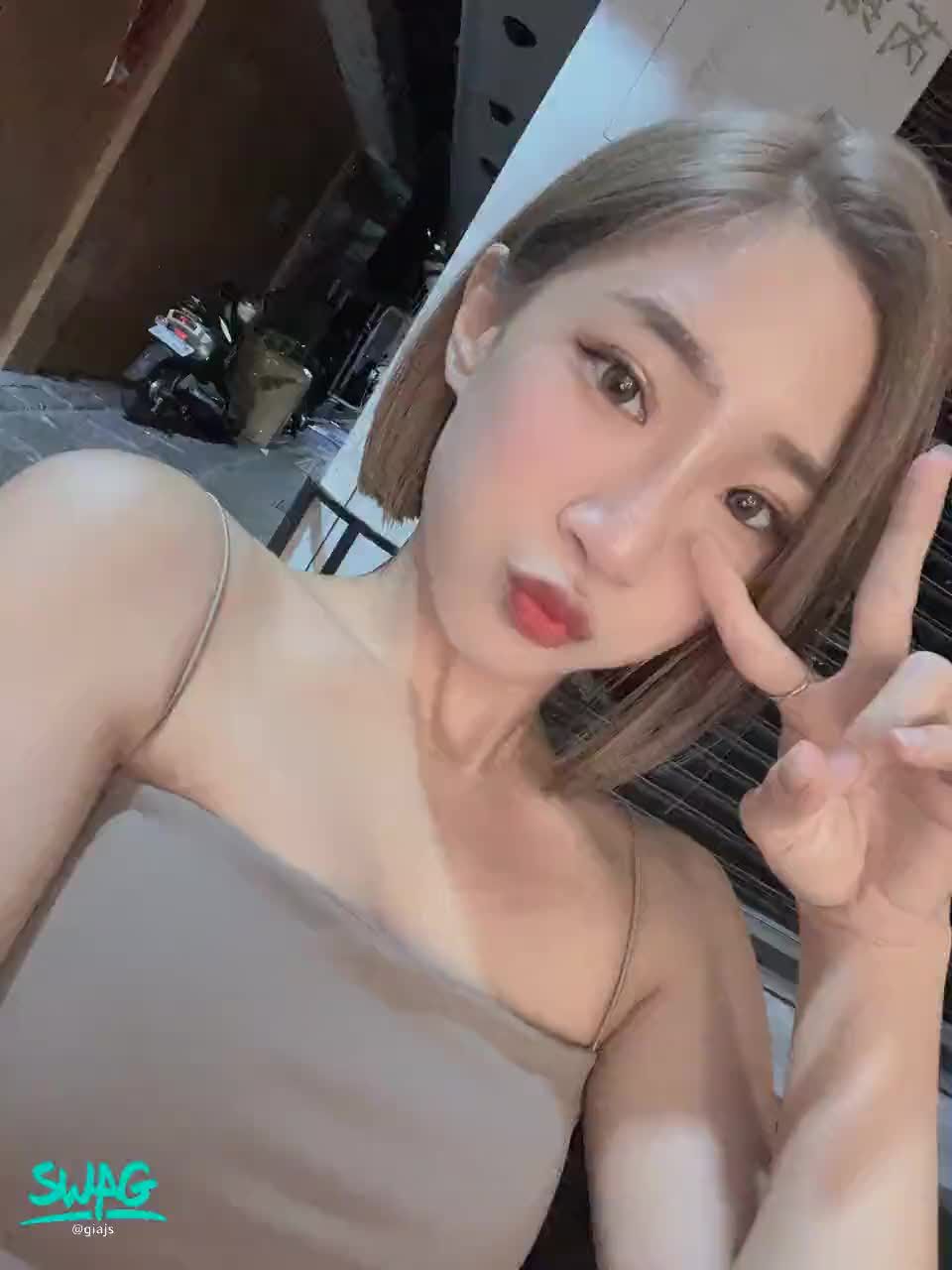 giajs : 猜猜~~~我哪裡不一樣了🤪🤪私訊猜對的送福利☺️
#今天晚上10點陪我直播❤️ #吃飯約會 #純約會 #然然日常 #giajs