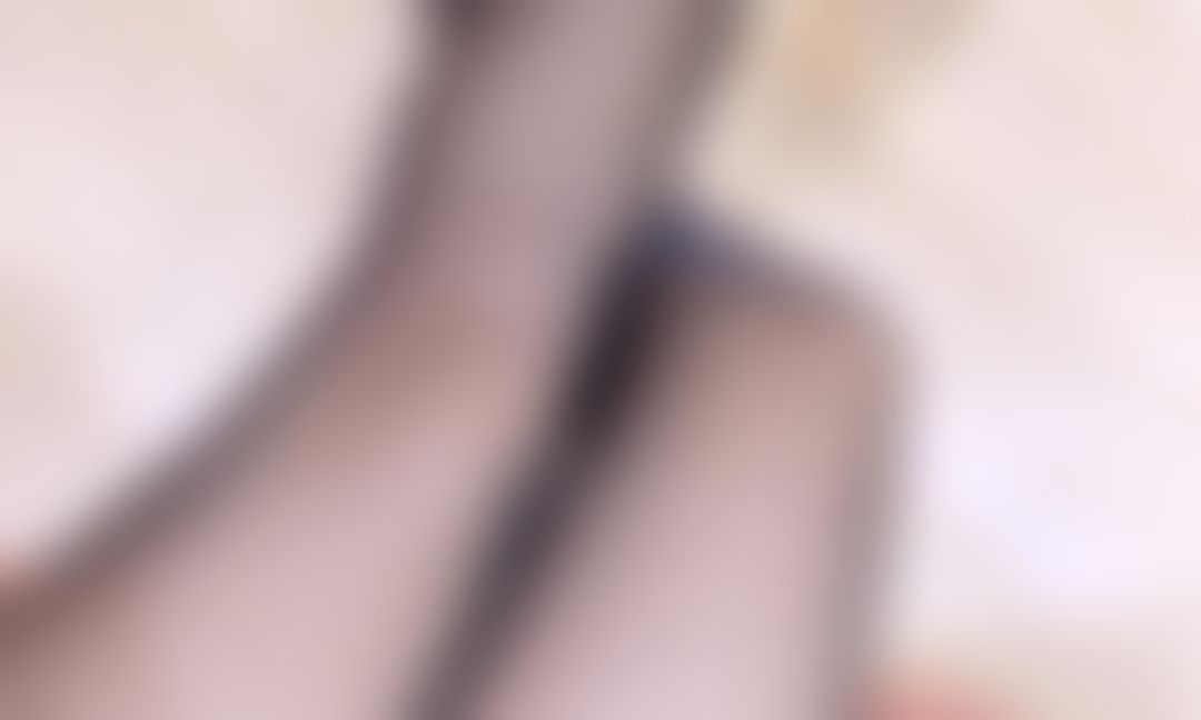 bershuka : 老闆⋯你要我趴這個姿勢？我真的很害羞🙈💗
