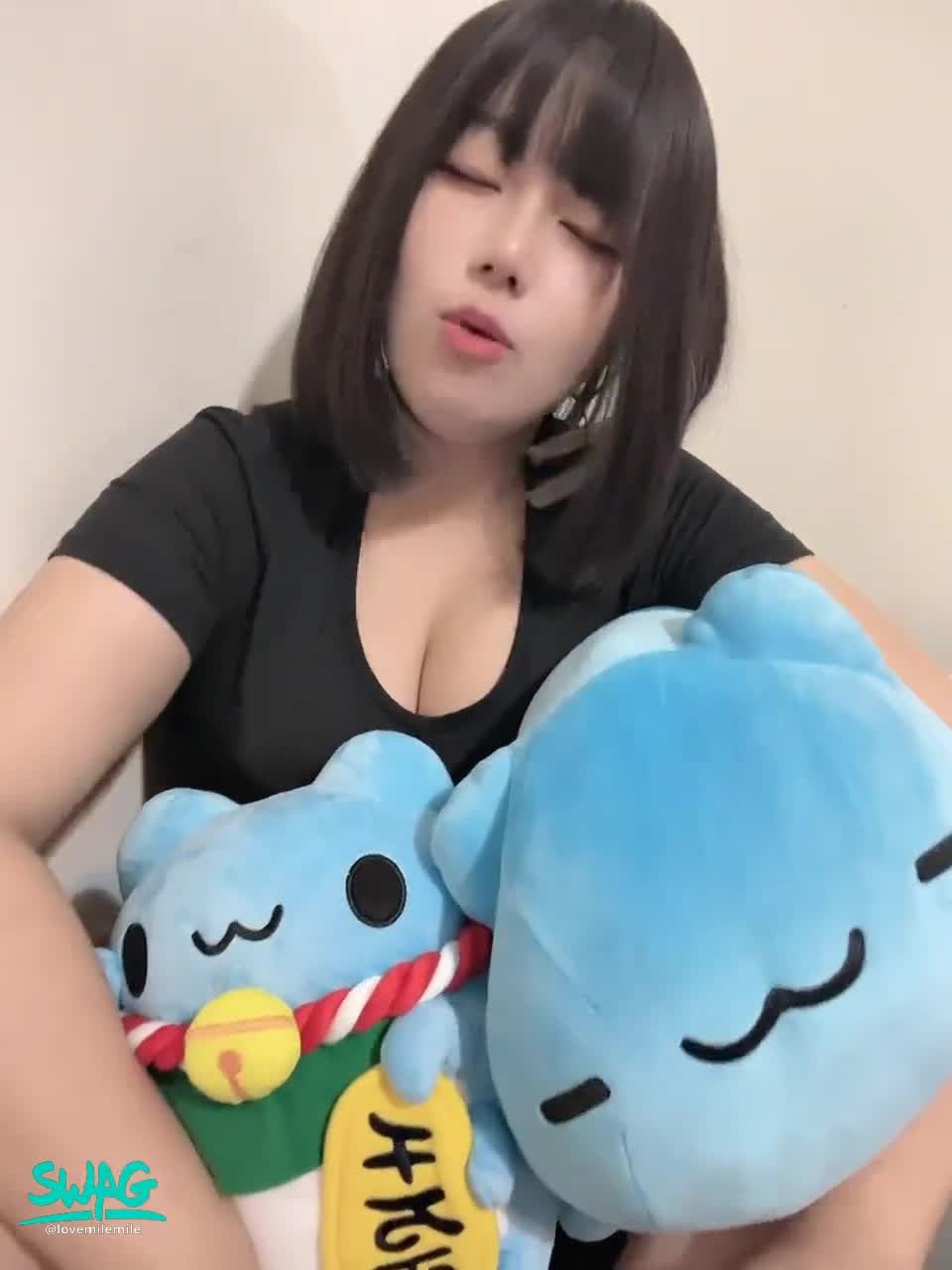 lovemilemile : 咖波最可愛了❤️❤️❤️

可以考慮訂閱我嗎？
我也很可愛🤭
#咖波 #可愛 #大奶 #巨乳 #蜜璃 #lovemilemile #生活 #唱歌