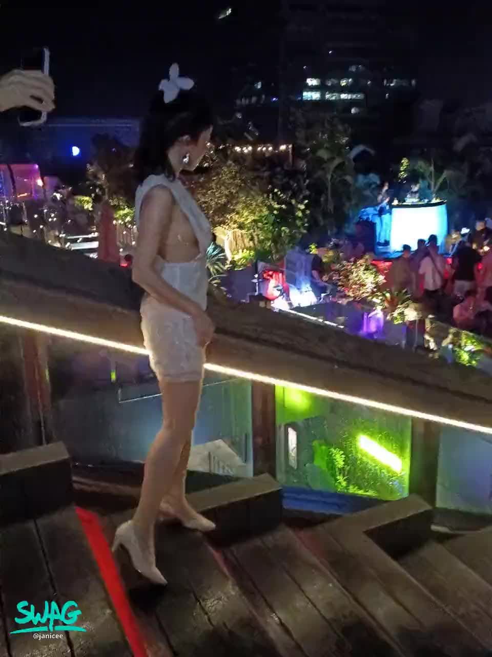 janicee : 發光的金色的紋身貼紙🌟
貼在性感的位置
辣辣的小兔子🍬
Bunny😈
#馬尾 #禮服 #側乳 #高跟鞋 #美腿 #長髮
