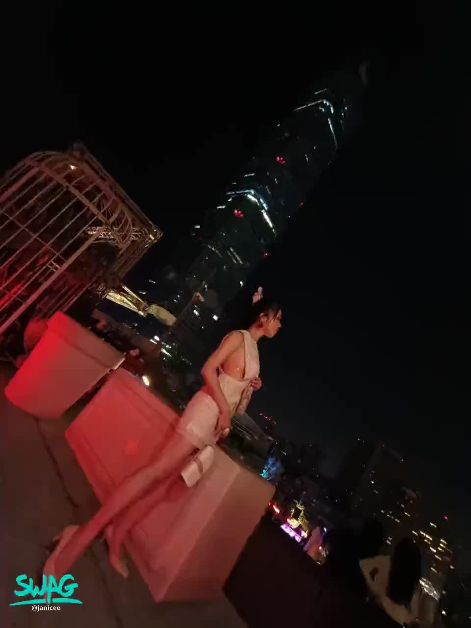 janicee : 洋裝的挖空位置超性感💋
發光的金色的紋身貼紙🌟
貼在性感的位置
辣辣的小兔子🍬
Bunny😈
#馬尾 #禮服 #側乳 #高跟鞋 #美腿 #長髮