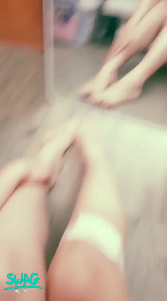 janicee : 動動雙腳💖可愛的腳底💙
地板上摸摸雙腿🌸
光著腳丫子💋
動動腳底👠
紅色睡衣襯出白皙的肌膚♥️
誘人的深V性感😈
Of a rosy dream🌸
#美腿 #赤腳 #裸足 #睡衣 #鎖骨 #深V