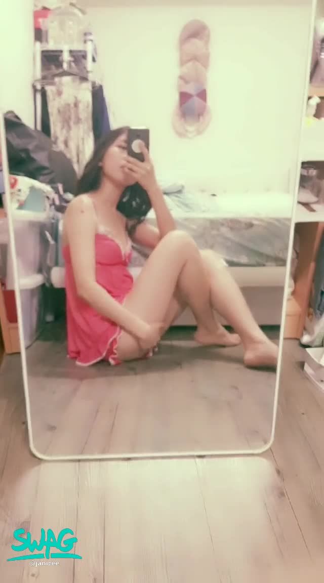 janicee : 側身時張開雙腿的性感姿態💋
地板上看見大腿根部的視角💋
側身時張開雙腿👀
看見性感曲線😍
紅色系襯出白皙的肌膚♥️
誘人的深V性感睡衣😈
Of a rosy dream🌸
#美腿 #赤腳 #裸足 #睡衣 #鎖骨 #深V #足控