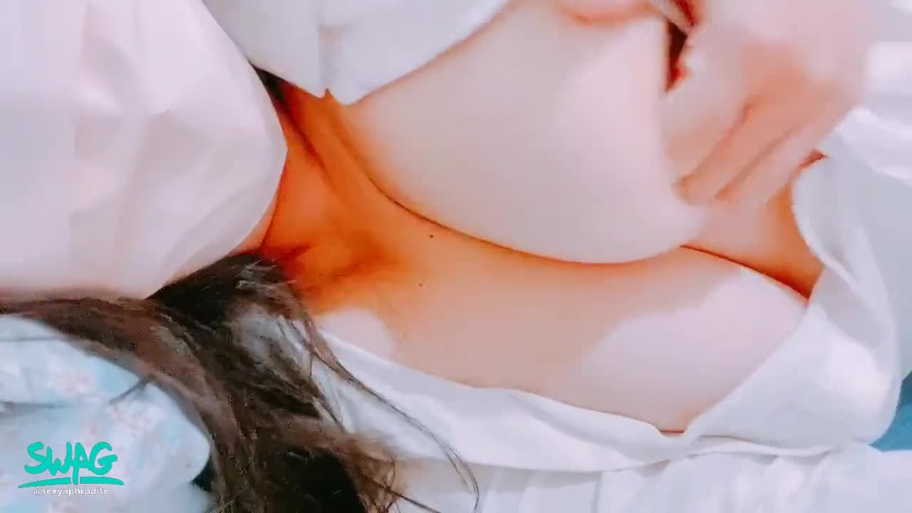 sexyaphrodite : 雪乳 看不膩。大奶的誘惑
襯衫清純樣 但其實很色🐰