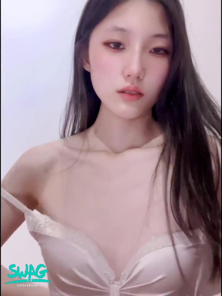 m*****e : 脫下內衣淫蕩揉奶捏奶頭好舒服👅💦
