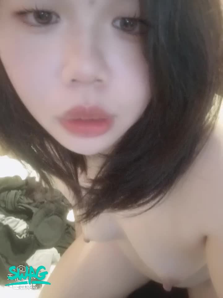 maysky : 在網咖開直播，有人說想後入看背後 🙈
好害羞~~~