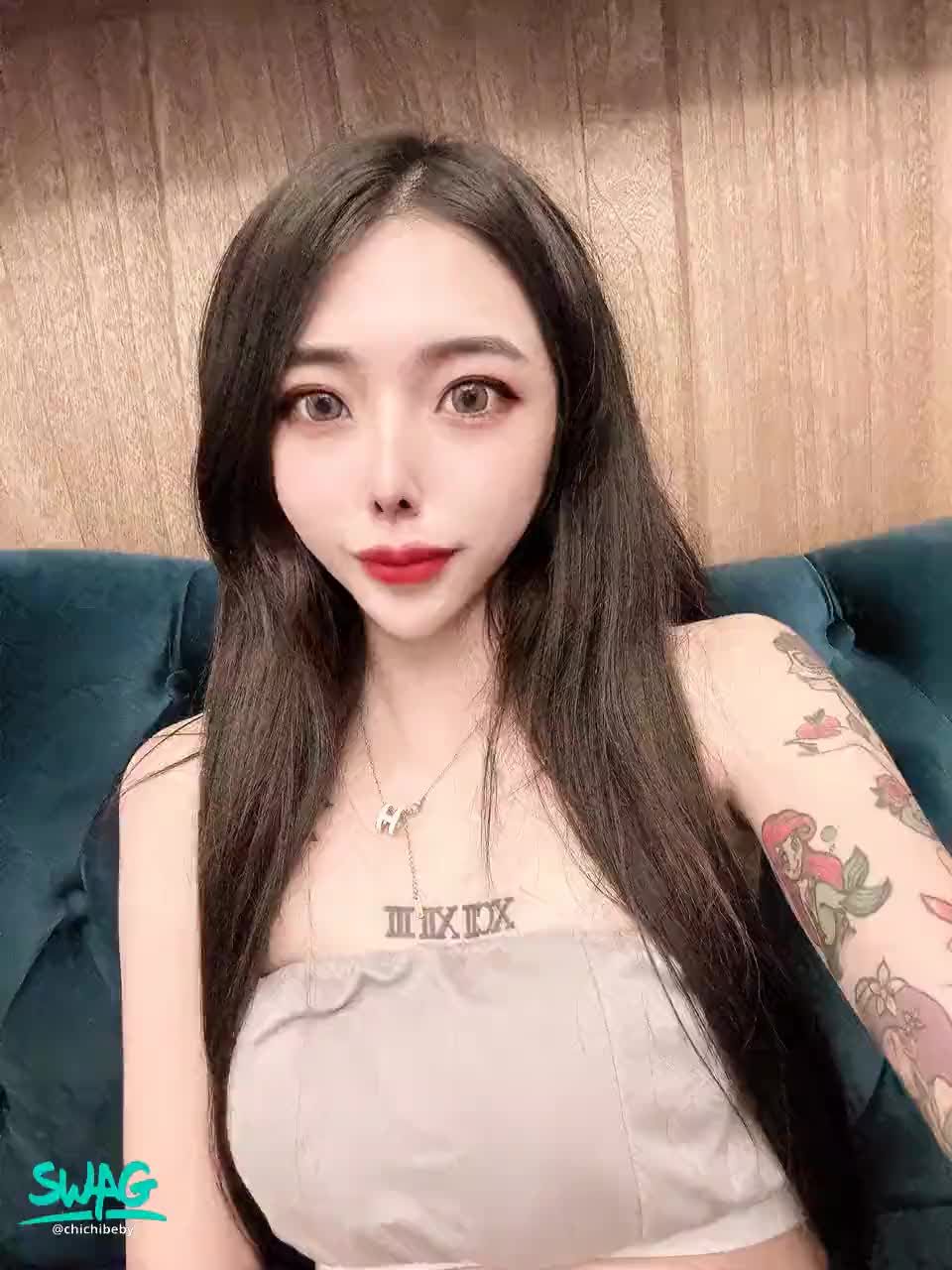 c********y : 這幾天我都會開播唷🤍 每天都有不同主題活動 每天都有新鮮感呢💗 

最喜歡77穿什麼情趣衣呢？底下留言🤩

每天的主題活動 都有不同的影片套組可以領唷❗️快來直播間找77領取吧💗

今晚00:00準備發騷❤️