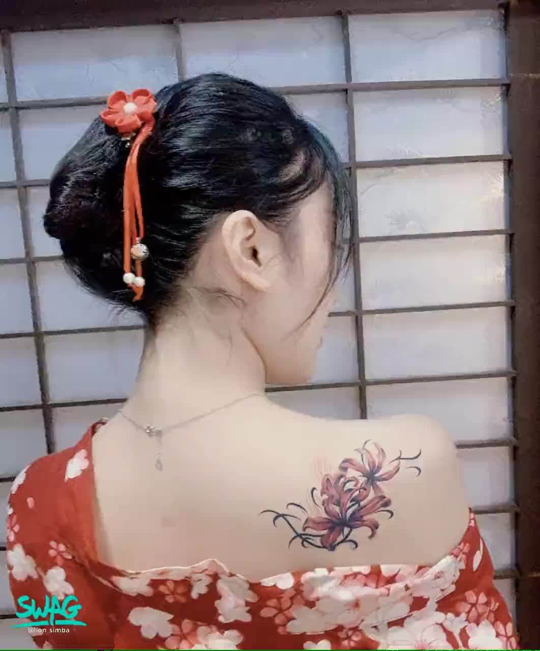 lion_simba : 紅色的和服 襯托了我的白皮膚
哥哥不想在這白皮膚上留下印記嗎？

因為是和服是租的 只能當下場地拍攝
是不是該買一件來拍色色照😳