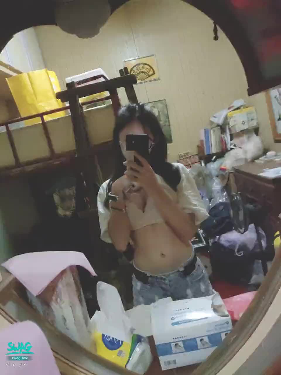 ling_yue : 看看自己有沒有瘦點，哎呀~不小心掀太高