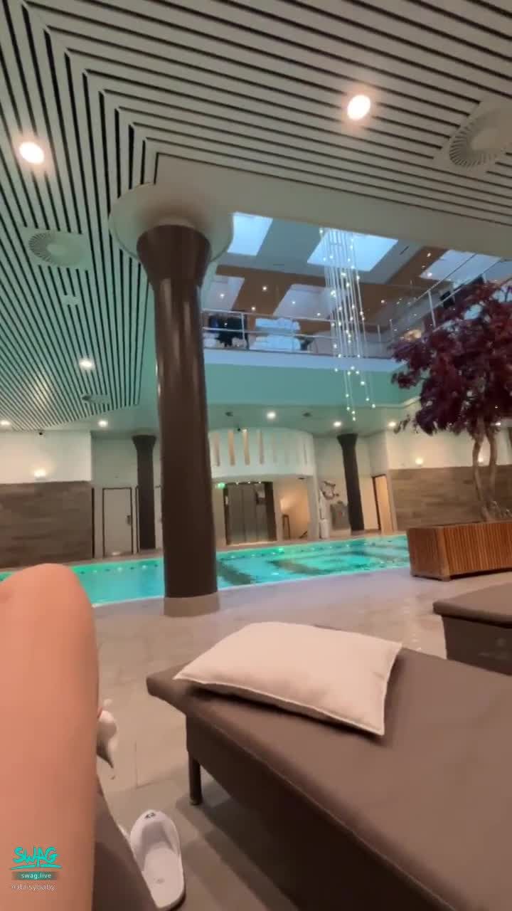 daisybaby : 泳池搭訕？🤫
