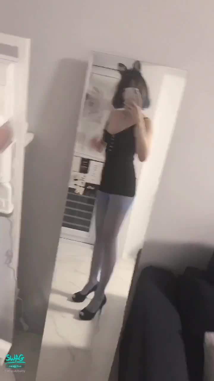 miyukibaby : 鏡子前讓你看全身…喜歡我的絲襪美腿配高跟鞋嗎👠😳💦🦶🏻‼️
#開檔絲襪#sexy#性感#露臉#美腿#騷#絲襪#腿