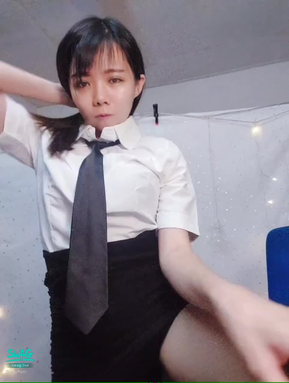 jenzhen : 诱惑OL Part 1
妹妹诱惑的服装，哥哥爱吗？