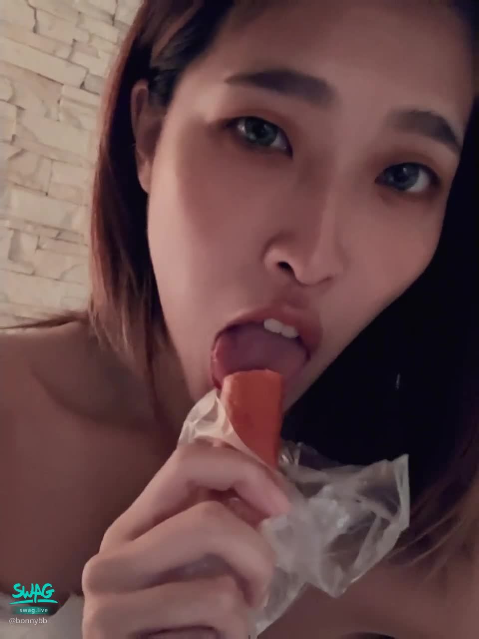 bonnybb : 原來吃棒棒的時候是這樣⋯？
有人要給我棒棒吃嗎？笑死🤭