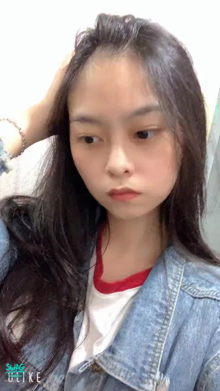 sexyemily : 煩惱期中考的甜甜～美嗎☺️