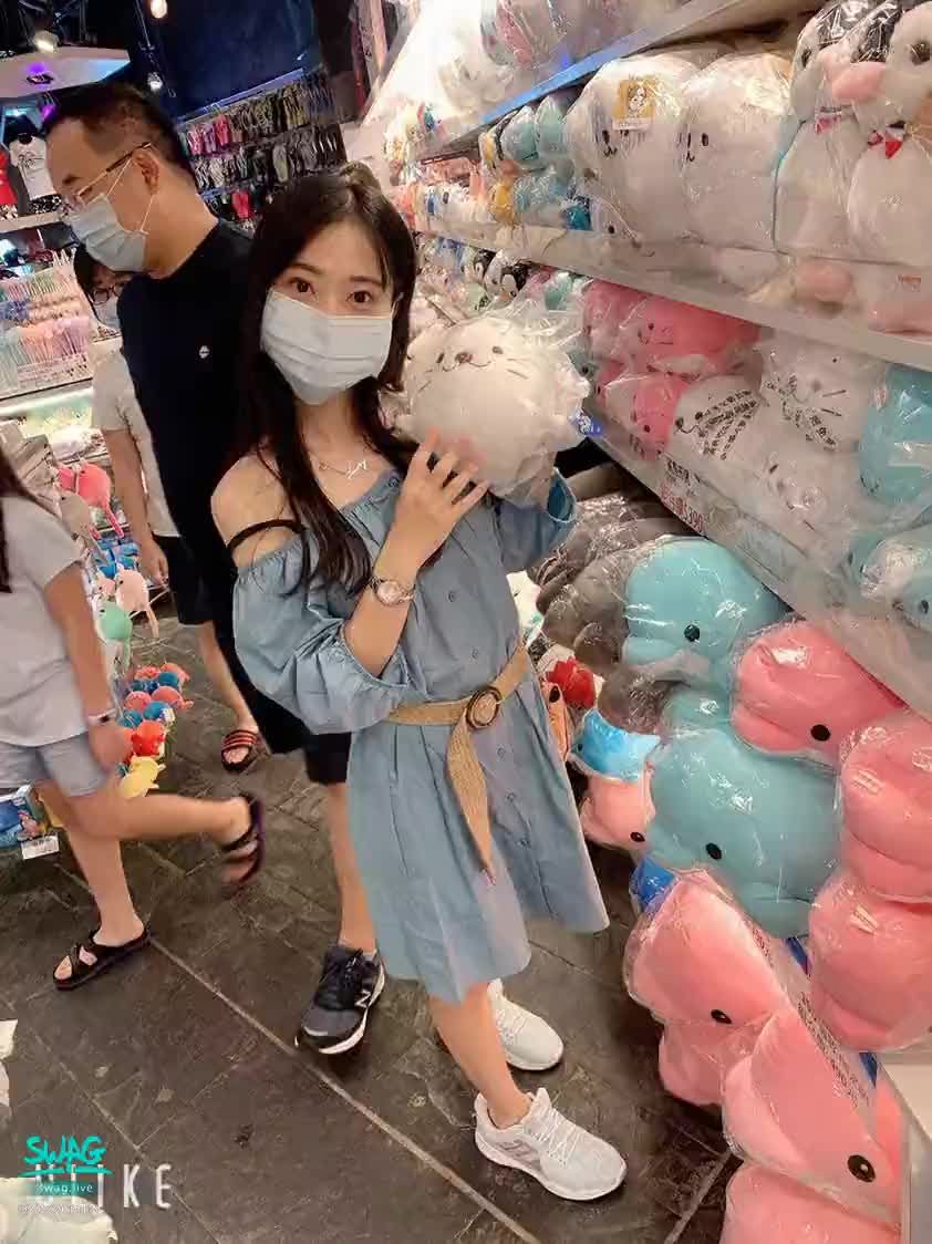 sexyemily : 這隻娃娃可愛還是我可愛呢😉