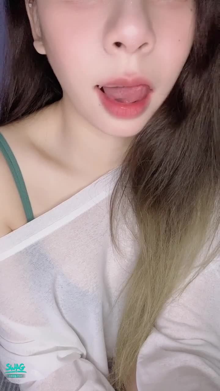 lalasexy : Moderately handicapped tongue 🙈 Doesn't seem very flexible 🙈🙈🙈