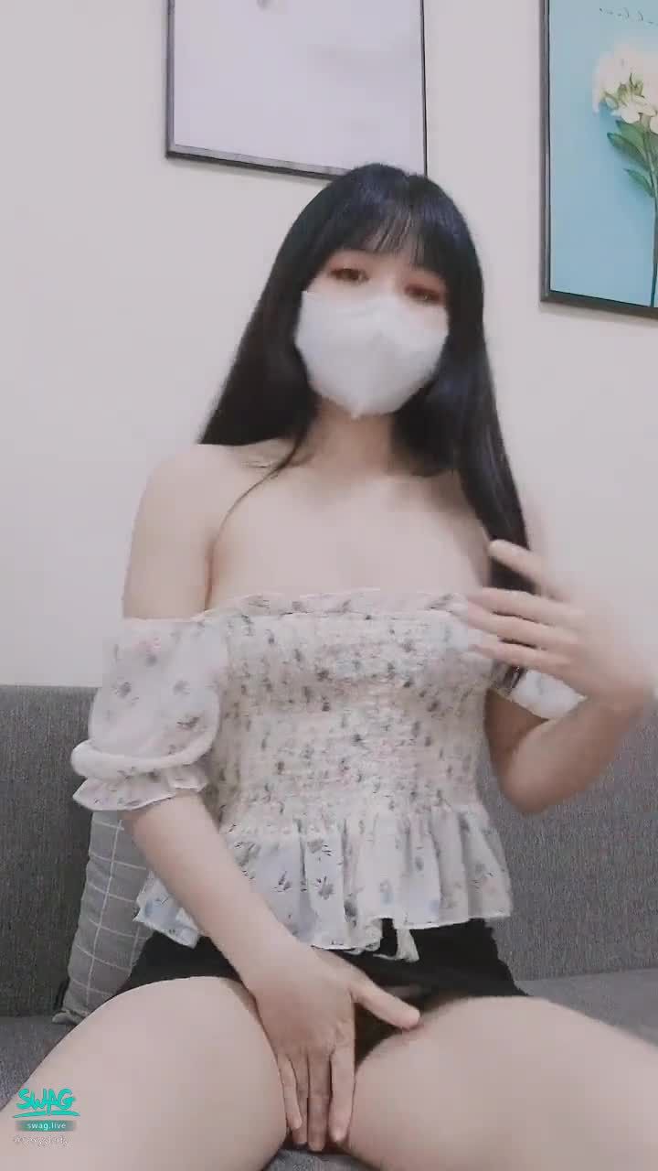 sexyylady : 妹妹不穿胸罩在客厅诱惑❤❤这是刚来这里做主播拍的视频❤