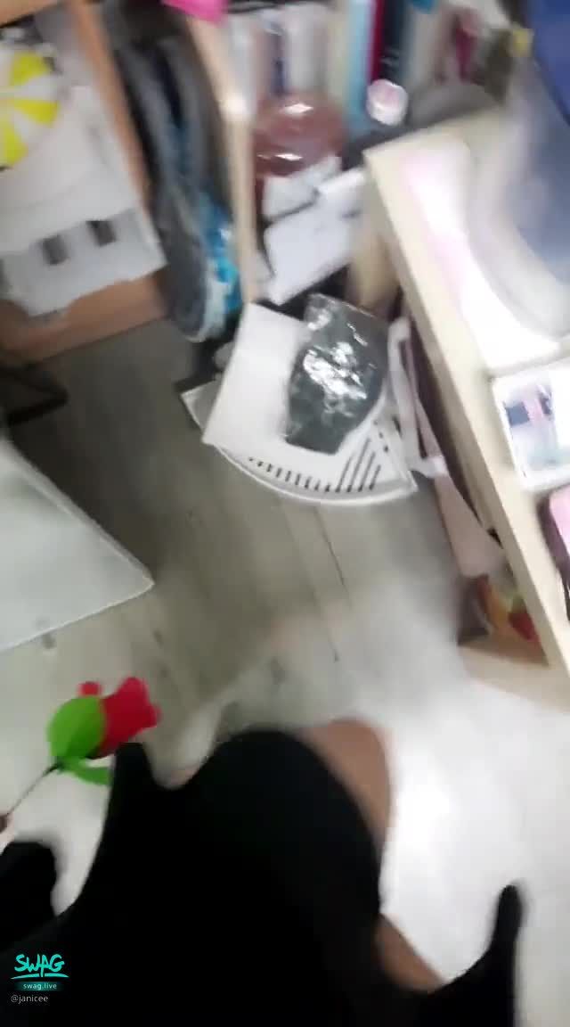 janicee : 穿上高跟鞋的OL👠
氣質公主頭OL短裙💖
踮起高跟鞋的瞬間♥️
被人說過女生穿高跟鞋的樣子很性感💚
赤腳穿鞋🌸
膝蓋受傷了😥🎀
#OL #短裙 #長髮 #美腿 #高跟鞋