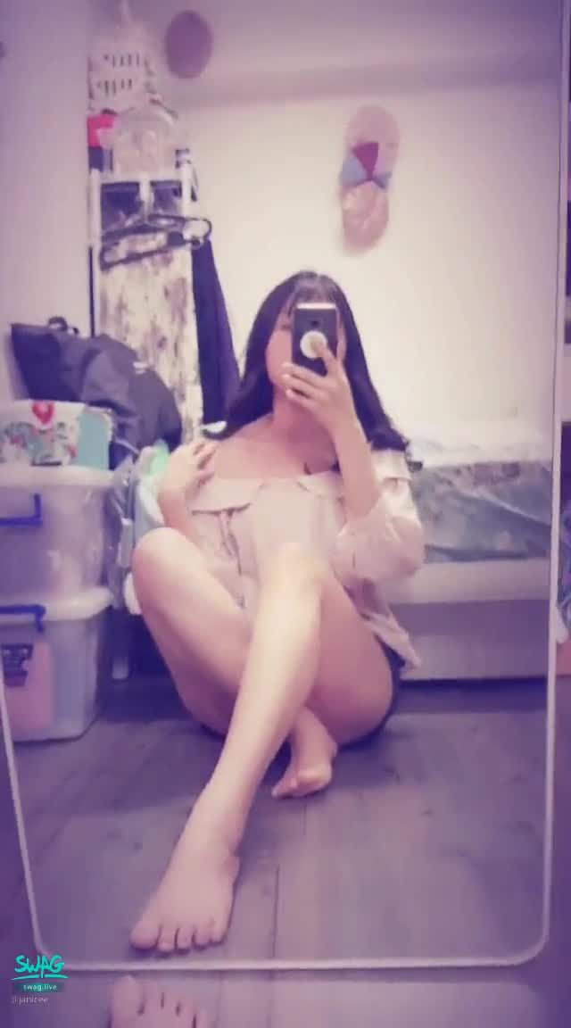 janicee : 露肩娃娃裝👀動動腳🌸
可愛娃娃裝🎀露出肩膀😍
短褲下可愛的腳腳💚
地板上動動裸足💓
Cutie pie💗
#露肩 #鎖骨 #長髮 #美腿 #裸足 #赤腳 #短褲