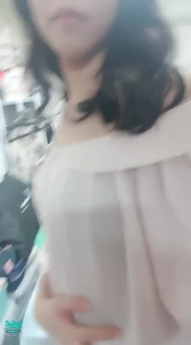 janicee : 透出內衣的上衣💖水嫩唇瓣💋
透出內衣顏色的可愛娃娃裝🎀露出肩膀😍💚
鏡頭從嘴唇移到腳底💓
Cutie pie💗
#露肩 #鎖骨 #長髮 #美腿 #裸足 #赤腳 #短褲 #腳底