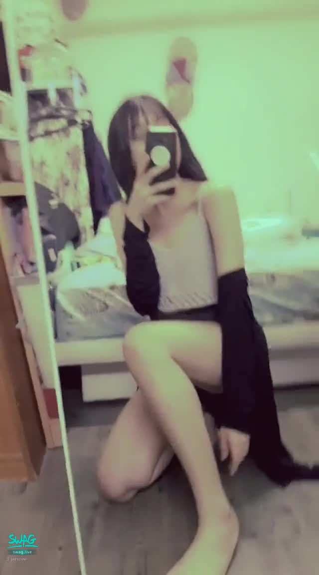janicee : 從腳踝摸到大腿♥️
穿著小短褲💓
半蹲著摸摸腿💖
細肩帶洞洞上衣😍
光著雙腳💚
Bare feet🌹
#低胸 #鎖骨 #長髮 #美腿 #裸足 #赤腳 #短褲