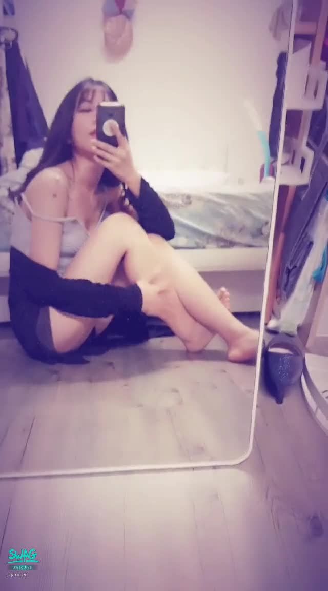 janicee : 落下的肩帶⭐窺探大腿根部👀
上衣的肩帶掉下來了😈
穿著小短褲💓
坐著在地板上摸摸腿💖
光腳坐姿💚
Bare feet🌹
#低胸 #鎖骨 #長髮 #美腿 #裸足 #赤腳 #短褲