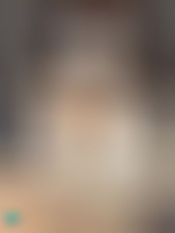 sexyemily : 開箱新玩具👉小型砲機的棒棒❤️會前後震動抽插☺️小穴玩到流汁～誰來舔舔
