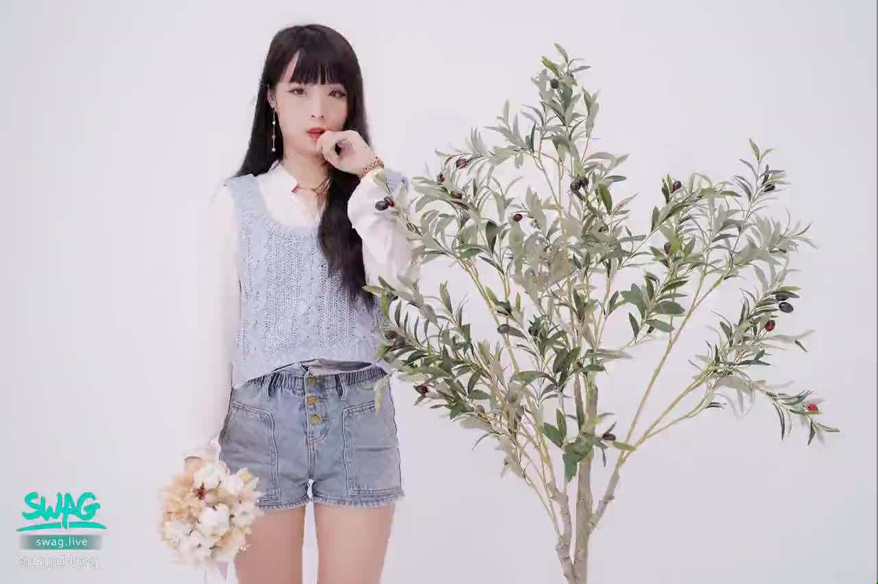 angeldown : 這張看起來很呆萌🍭疏不知天天快生日要變成老妹了😭😭😭