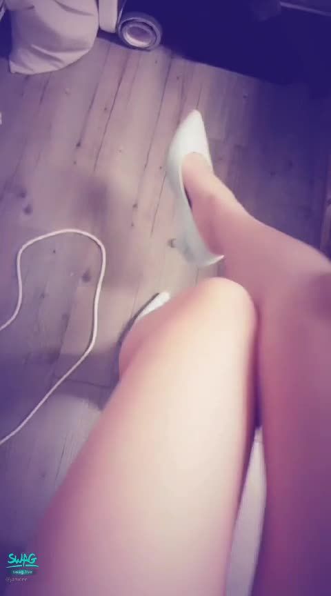 janicee : 高跟鞋與小褲💋
高跟鞋美腿👠
裙擺下的小褲💓
你是足控嗎？
#高跟鞋 #美腿 #小褲 #大腿 #足控