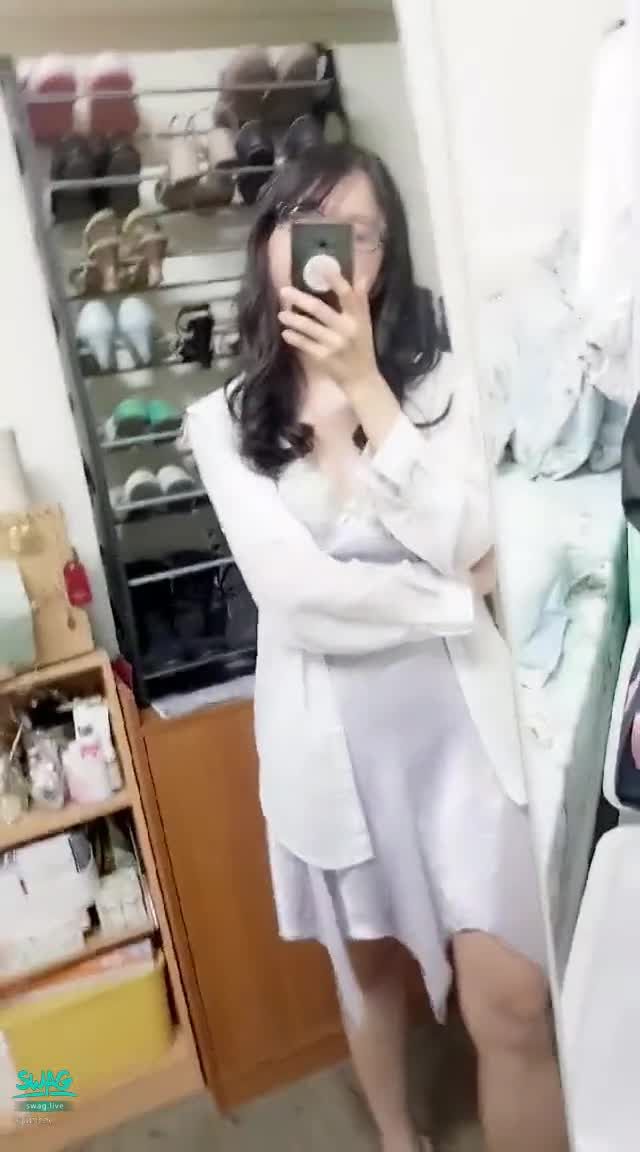 janicee : 睡衣與高跟鞋💋
倚著牆🌹
絲質睡衣與高跟鞋💗
High heels👠
#眼鏡 #氣質 #長髮 #美腿 #短裙 #睡衣 #高跟鞋