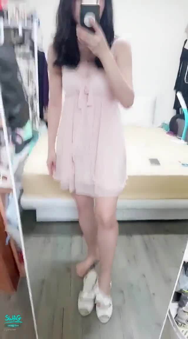 janicee : 穿上高跟鞋⭐細肩帶低胸睡衣
裸足🌹拿起高跟鞋穿上🌹
露趾的性感鞋身與美腿💙
低胸衣與露趾高跟鞋💗
High heels👠
#氣質 #長髮 #美腿 #短裙 #睡衣 #高跟鞋 #細肩帶 #露趾 #腿控 #腳趾 #裸足