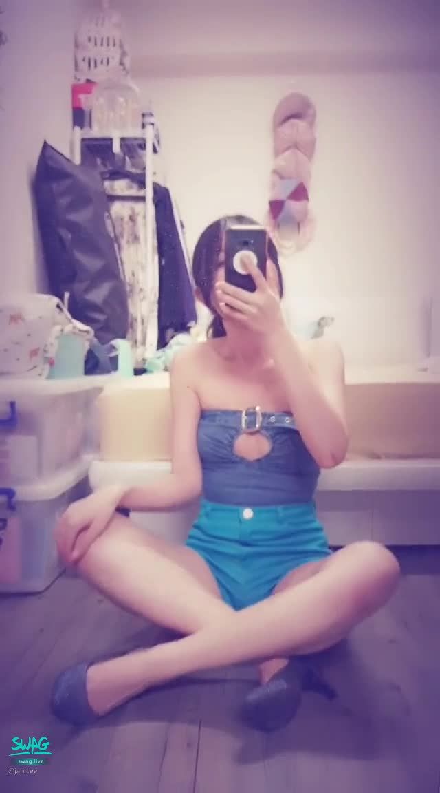 janicee : 拉拉馬甲⭐胸口挖洞充滿彈性的胸部😈
胸口挖洞的性感馬甲💙
調整衣服時跟著晃動的胸部👀
盤著美腿，穿著高跟鞋💗
High heels👠
#氣質 #長髮 #美腿 #短褲 #高跟鞋 #鎖骨 #挖洞 #馬甲 #腿控 #馬尾