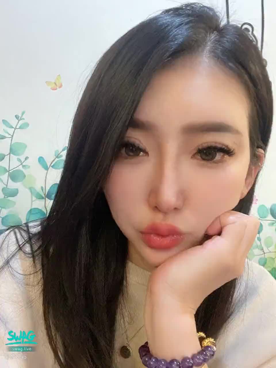 arielbb : 🔥新片上架🔥遇到會玩的老司機🚖
https://5w.ag/bPDEWj6YHAJiWJm66
這天心情很悶只想去散心，叫了車卻不知去哪好，只能在市區亂繞。還好司機先生很懂玩，帶著我去泡澡還幫我按摩🔞老司機的娛樂就是這麼充滿肉慾且激情

✨解鎖按喜歡👍🏻並私訊截圖🉐️隱藏版1部
✨私訊聊聊你喜歡的劇情

#沒有你們解鎖，我就無法在拍新片了，完全賠錢，因為我都是找專業團隊合作的🥺😭

#純約會特價中
#長腿
#愛子
#大奶
#潮吹女王