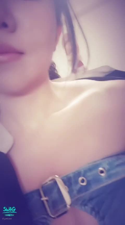 janicee : 揉胸舔唇誘惑😈胸部挖洞的性感馬甲💋高跟鞋
揉揉胸，舔唇誘惑你😈
胸部挖洞的性感牛仔馬甲💚
穿高跟鞋與極短褲蹲在地上👠
Seductive💙
#高跟鞋 #露胸 #馬甲 #嘴唇 #舔 #誘惑 #馬尾 #揉胸